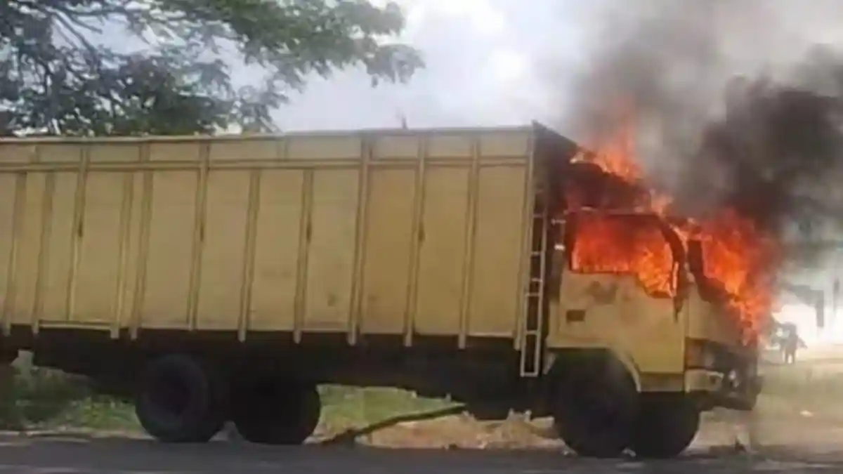 Satu Unit Truk di Jalinsum Batubara Diduga Dibakar Massa karena Tabrak 3 Pemotor