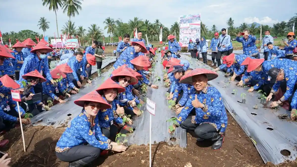Gubernur Sulawesi Utara Olly Dondokambey Tanam Rica di Momen HUT ke-51 Korpri