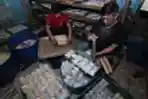 Produksi Tempe Cibuntu Laris Manis