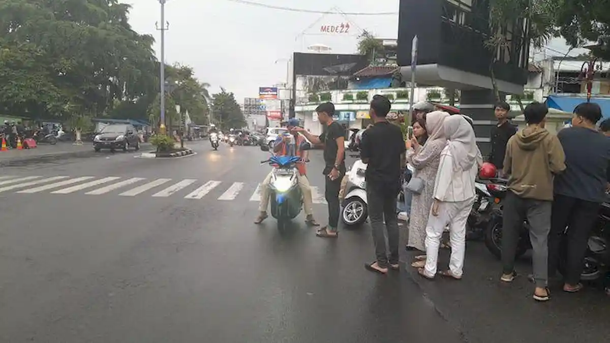 Siswa Kelas 12 MIPA SMAN 1 Ciamis Bagi-bagi Takjil Gratis di Hari ke-12 Puasa