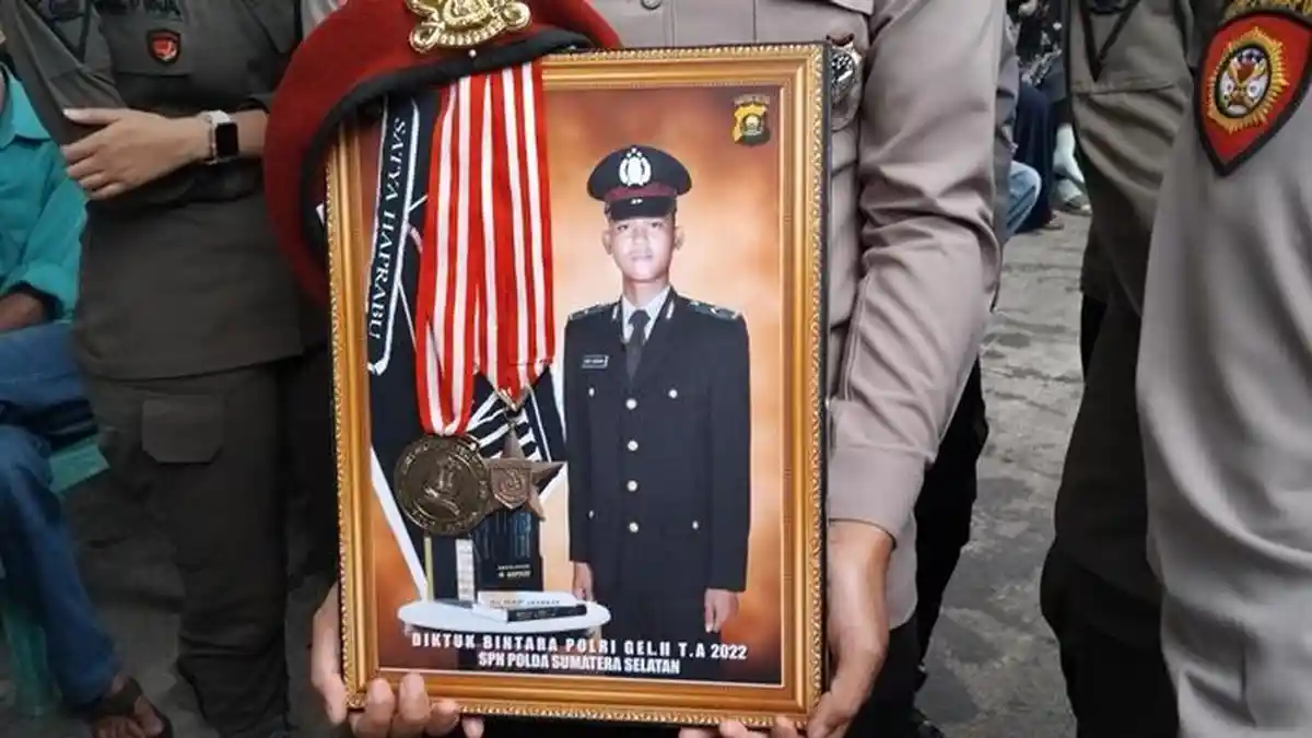 Penghormatan Terakhir, Kapolri Naikkan Pangkat Bripda Faras Menjadi ...
