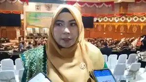 Siti-Aisyah-adik-kandung-paling-bungsu-Gubernur-Riau-terpilih-Abdul-Wahid.jpg