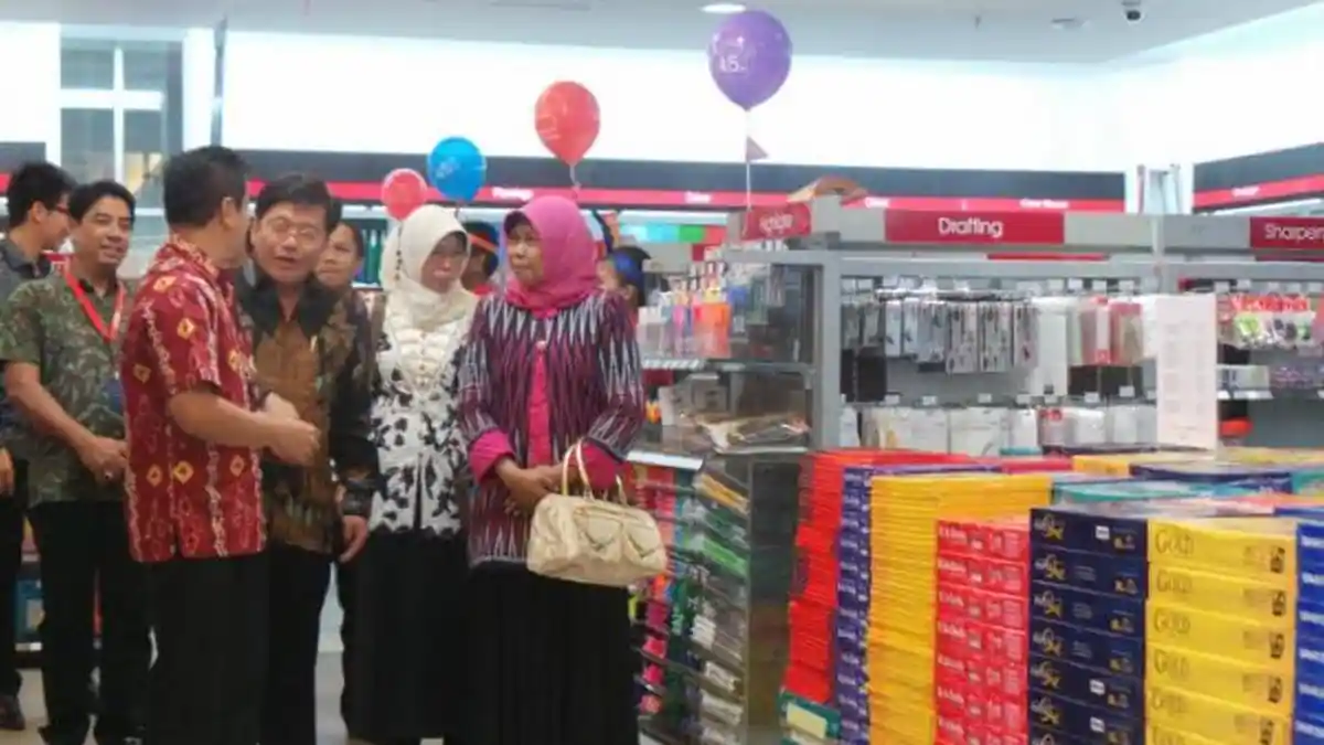 Senangnya Andini Dapatkan Buku Biografi Menteri Susi di Gramedia Tegal