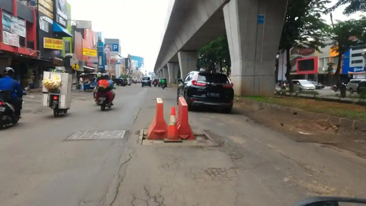 Musin Hujan, Begini Penampakan Jalan Berlubang di Jalan Boulevard Raya Kelapa Gading