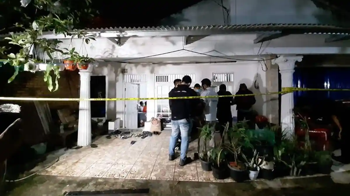Rumah Terduga Teroris Penyerang Mabes Polri Dipasang Garis Polisi, Kelurga ke RS Polri