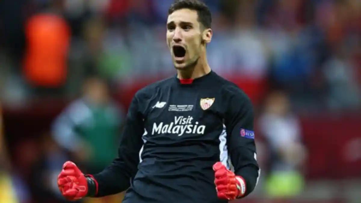 AC Milan Awalnya Tertarik Gaet Sergio Rico Jika Donnarumma Hengkang