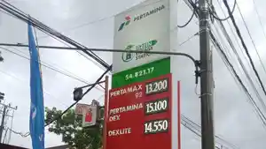 Pertamax-92-turun-dari-harga-sebelumnya-Rp-13350-menjadi-Rp-12950-per-liter.jpg