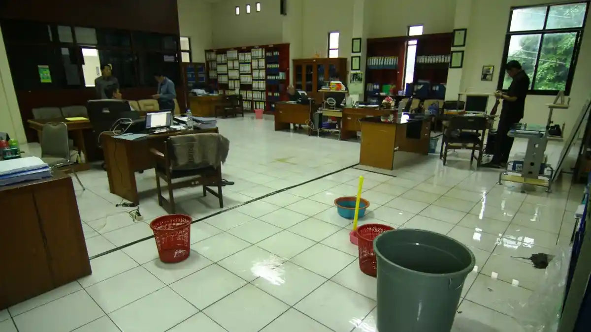 FOTO: Ruang Panitera Pengadilan Tinggi Makassar Kemasukan Air Akibat Scaffolding Proyek DPRD Roboh - 02012019_panitera.jpg