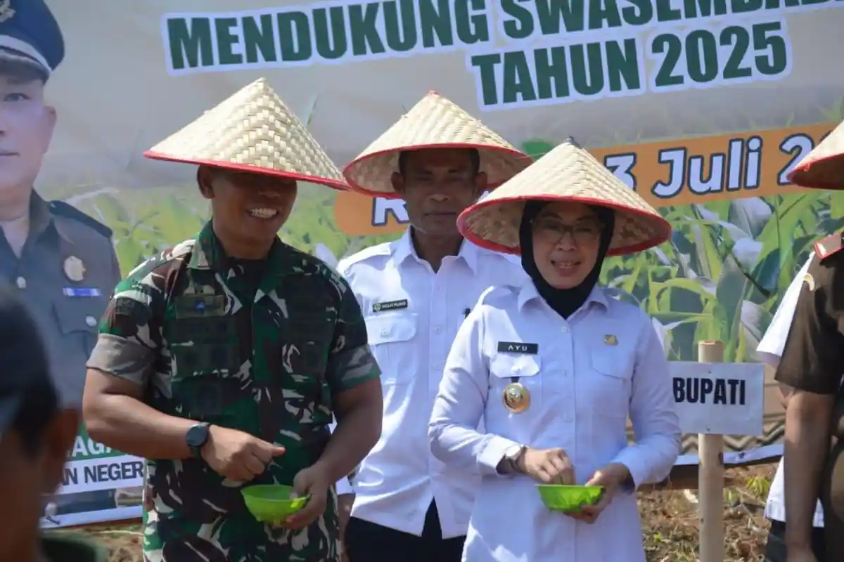 Bupati Way Kanan Ayu Asalasiyah Tanam Jagung Bersama Kajati Lampung, Dukung Swasembada Pangan