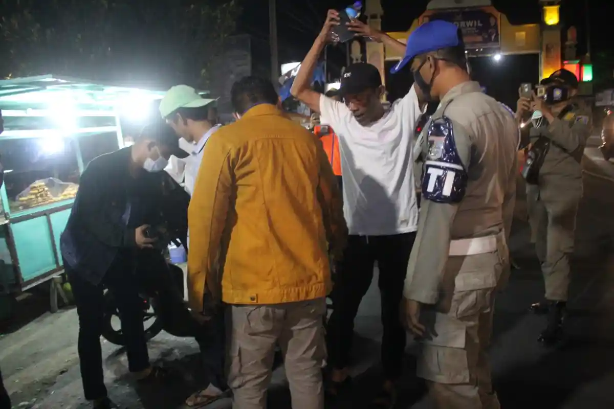 Diduga Mabuk, Oknum Mengaku ASN NTB Adu Mulut dengan Petugas saat Razia