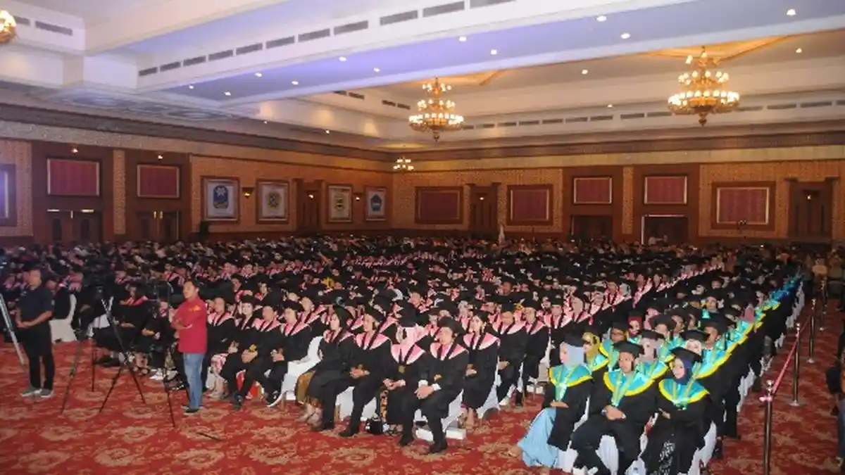 STIKOM Dinamika Bangsa dan AKAKOM Stephen Jambi Gelar Wisuda, Luluskan 590 Mahasiswa