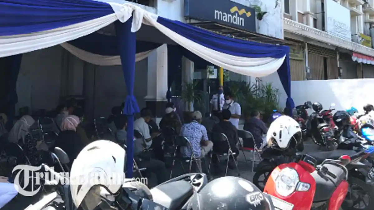 Puluhan Nasabah Bank Mandiri Datangi KCP Surabaya, Mengeluh ATM Error: Berawal Diminta Ganti Pin