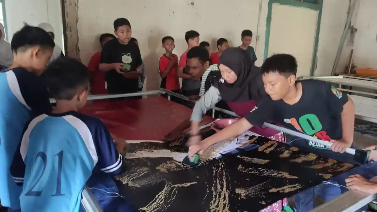 Belajar Membuat Batik Ciprat, Pelajar SMPN 5 Pati Berguru ke Penyandang Disabilitas