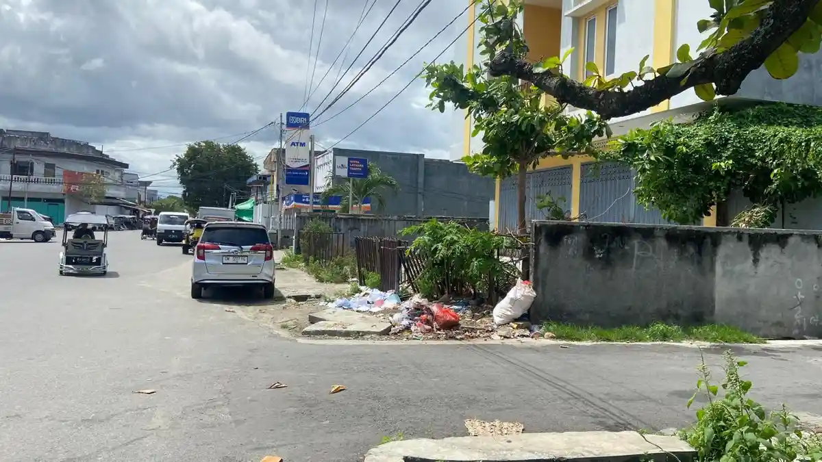 Sampah di Jalan Budi Utomo Kota Gorontalo Belum Diangkut 