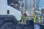 Petugas-kepolisian-membagikan-nasi-bungkus-kepada-para-sopir-logistik.jpg