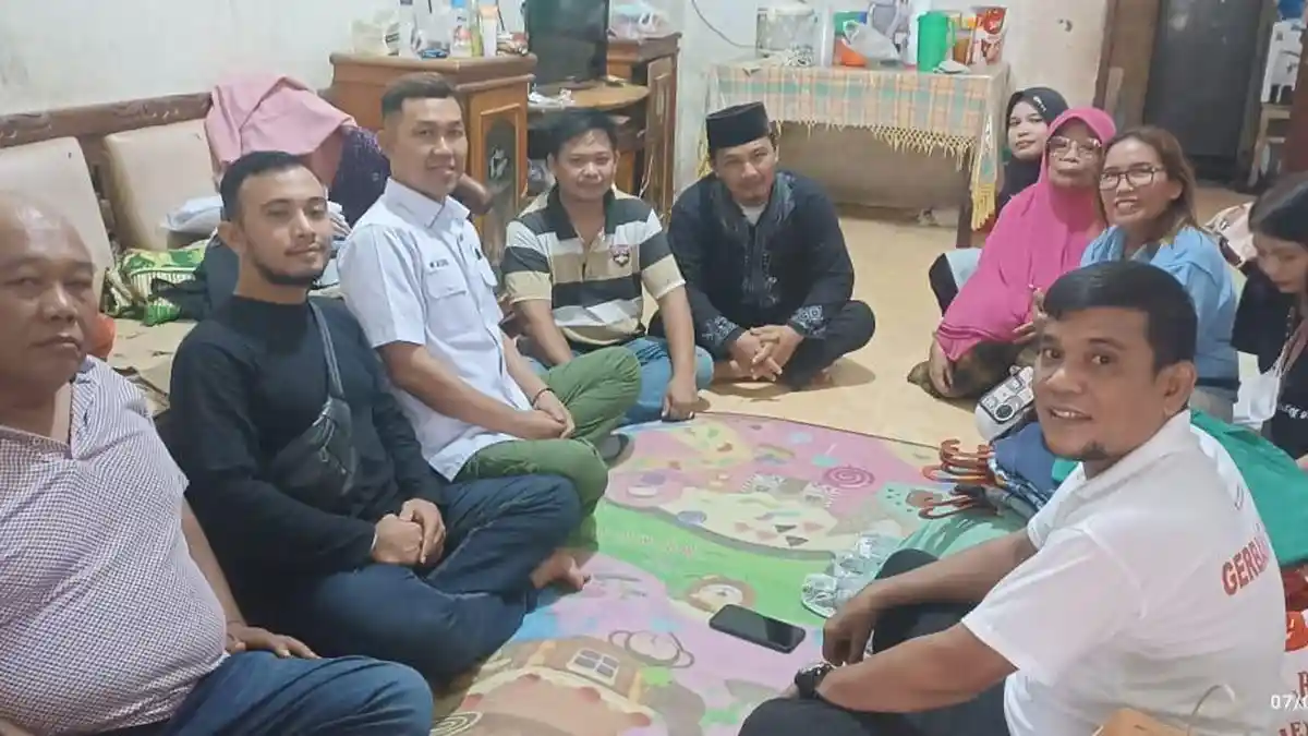 Relawan Bobby Nasution Jenguk dan Bantu Korban Kebakaran di Deli Serdang
