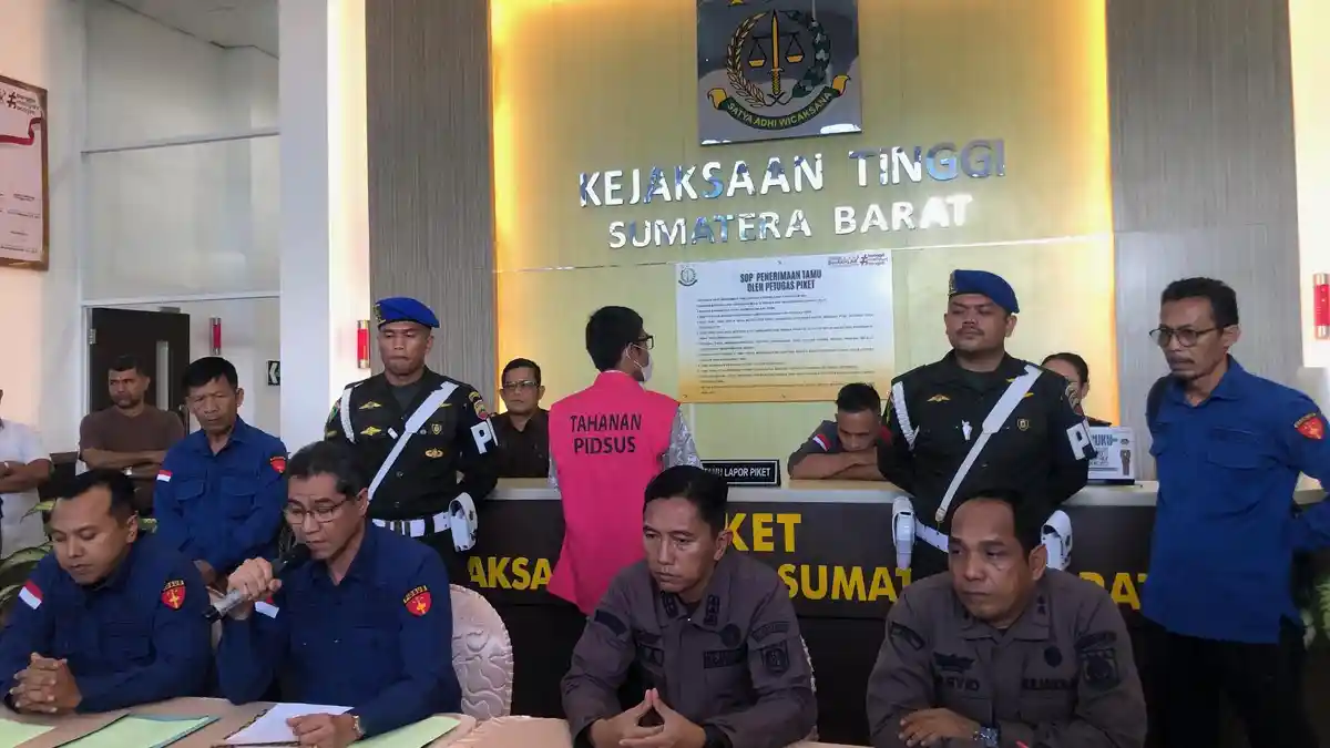 BREAKING NEWS Kejati Sumbar Tahan Eks Dirut Perumda PSM Terkait Dugaan Korupsi Dana 2021