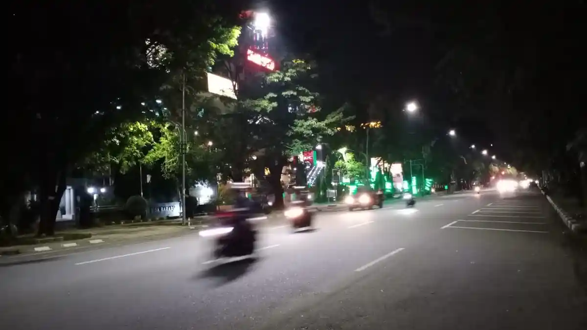 Genap Sebulan Solo Lawan Corona dengan Status KLB, Tapi Pengendara Masih Penuhi Jalan Slamet Riyadi