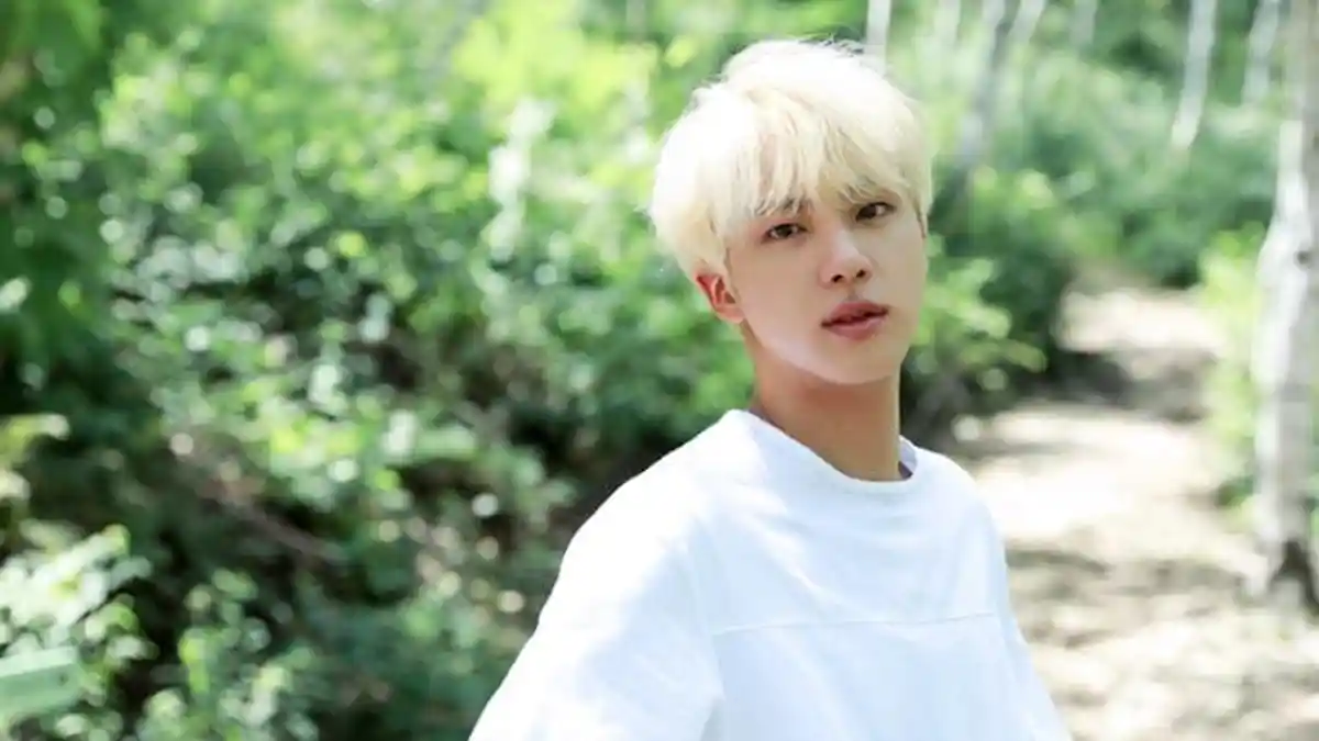 Aksi Jin BTS di Bandara Gimpo Sukses Bikin Reporter Tertawa