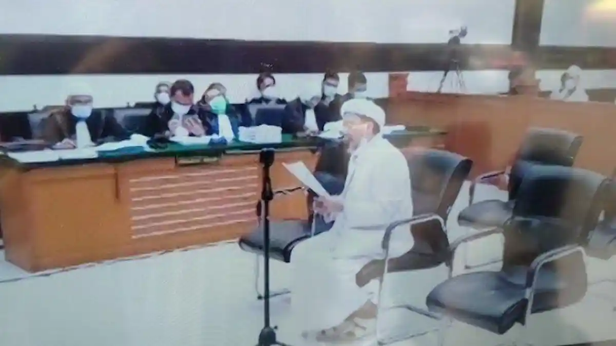 Kalimat Habib Rizieq Terputus, Ia Mengusap Air Matanya saat Bacakan Pledoi