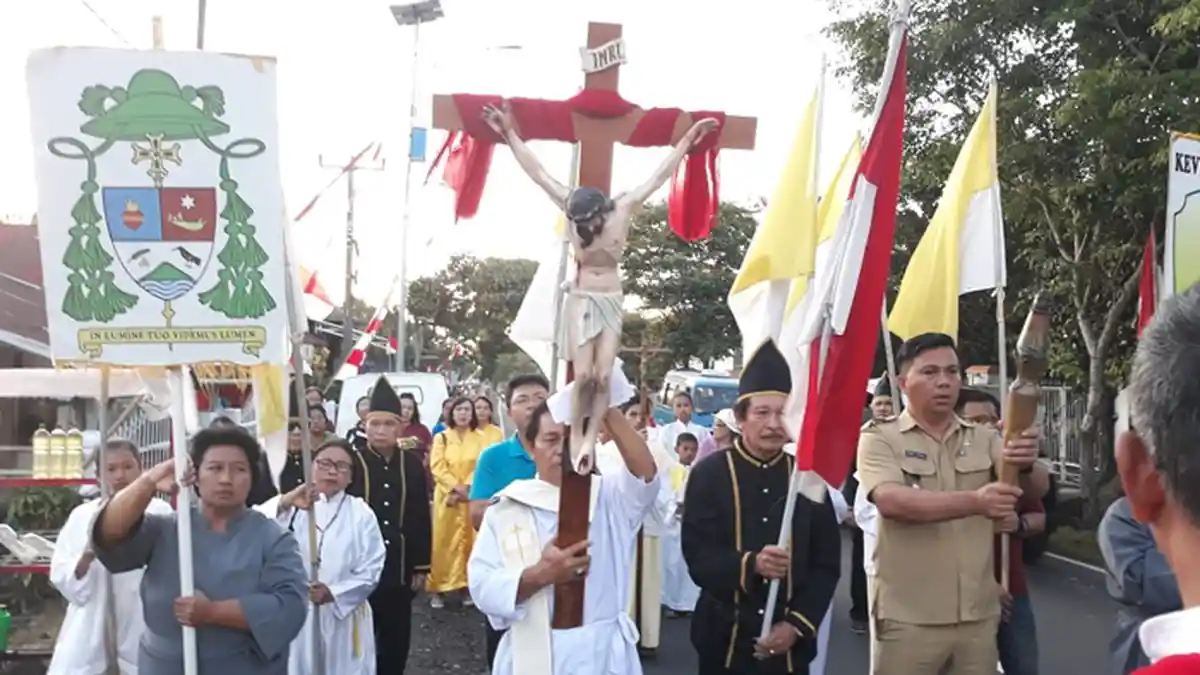 Obor dan Salib Yubileum  Akam Diserahkan ke Watutumou pada Hari Kemerdekaan