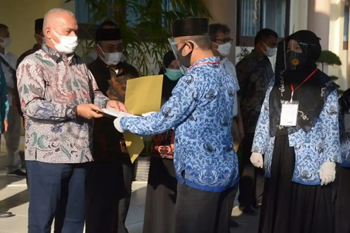 Sekda Aceh Serahkan 243 SK Kenaikan Pangkat untuk ASN Langsa dan Aceh Tamiang