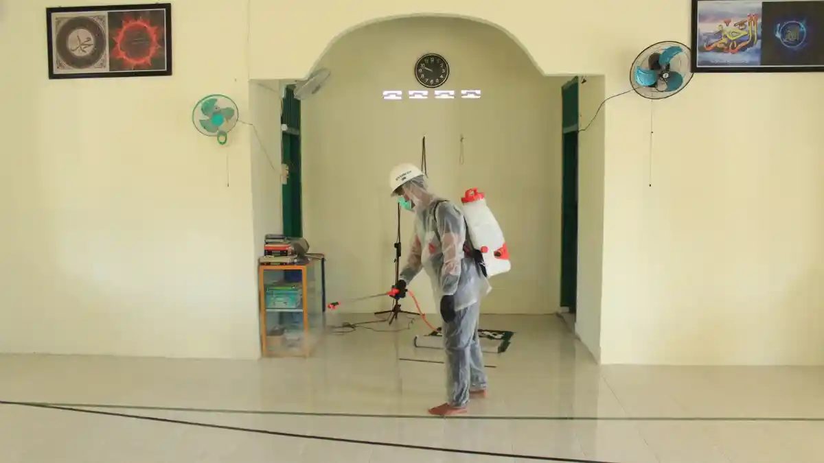 Petugas PMI Banda Aceh Disinfeksi Meunasah Diwai Makam, Ini Tujuannya