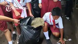 Siswa-SD-di-Sragen-dengan-berseragam-merah-putih-memungut-sampah-di.jpg