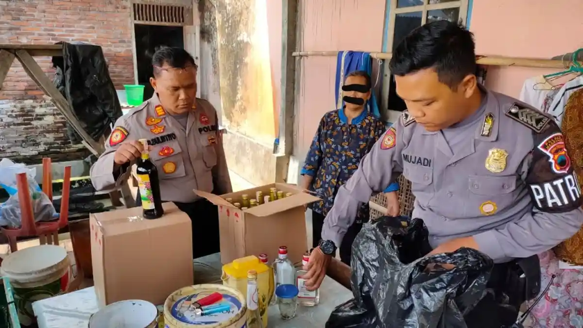 Operasi Pekat di Magelang, Polisi Amankan Puluhan Botol Miras Dijual di Warung