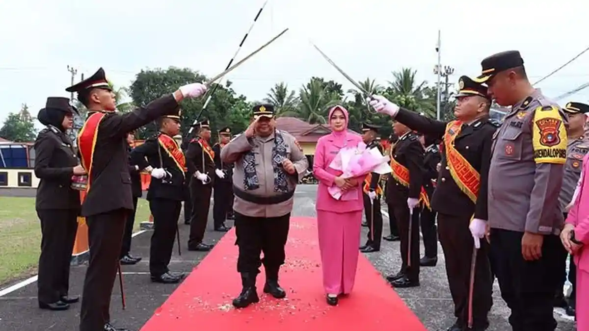 Upacara Pedang Pora Sambut Kedatangan AKBP Sarwo Edi Wibowo Kapolres Belitung yang Baru