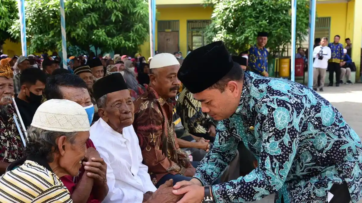 Sekda Deliserdang Timur Tumanggor Serahkan 500 Paket Sembako Kepada Kaum Dhuafa