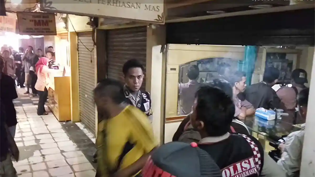 Pemilik Salat Jumat, Perampok Leluasa Garong Toko Emas - toko-emas-semoga-dirampok_20160311_162133.jpg