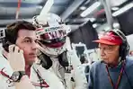 bos-tim-f1-mercedes-toto-wolff-berdiskusi-dengan-hamilton.jpg