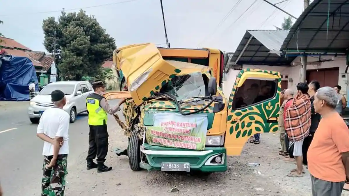 Kecelakaan di Cilacap, Truk Tangki BBM Tabrak Truk Parkir dan Pagar Rumah Warga, Sopir Lecet-lecet