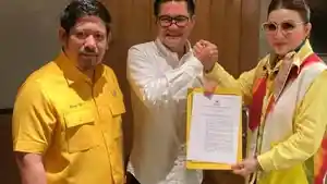 Ketua-DPD-Golkar-Sulut-Tetty-Paruntu-menyerahkan-formulir-BI-KWK-kepada-Joune-Ganda.jpg