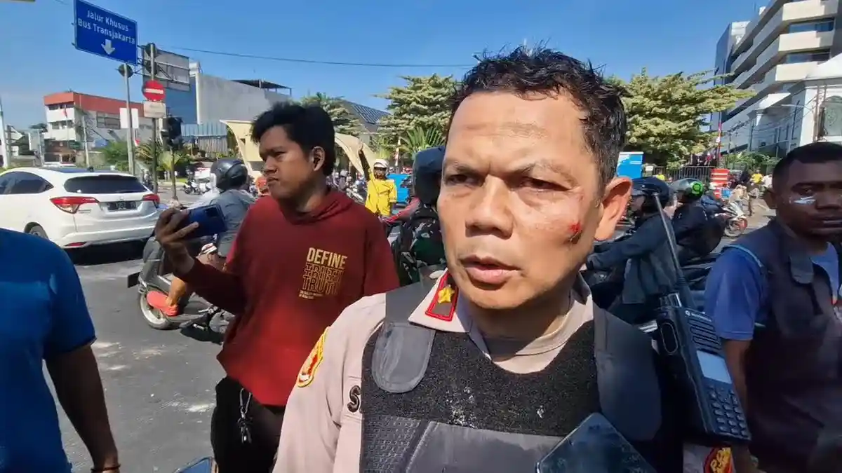 Bentrokan Pecah di Jatinegara, Kapolsek Samsono Kena Batu hingga Berdarah