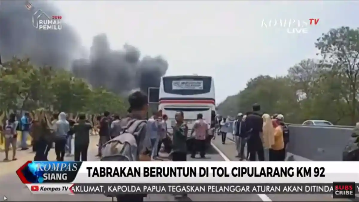 BREAKING NEWS Tabrakan Beruntun Libatkan 10 Mobil di KM 92 Tol Cipularang, Asap Membumbung