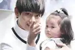 foto-v-bts-bersama-seorang-anak-kecil.jpg