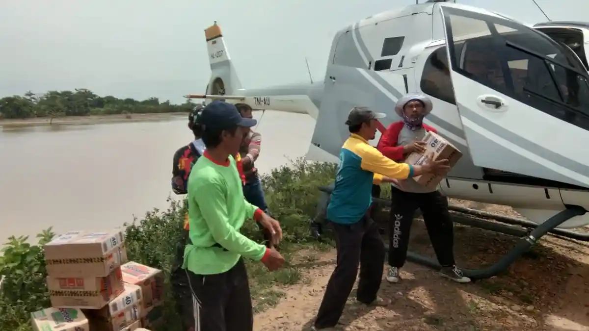 Kecamatan Legonkulon Subang Masih Terisolasi Dampak Banjir, Bantuan Dikirim Pakai Helikopter