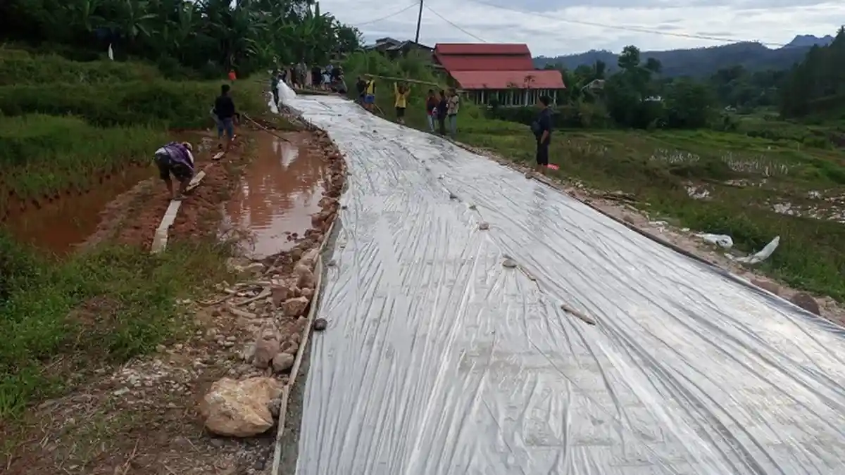 26 Tahun Tak Diperhatikan Pemerintah, Masyarakat dan Perantau Batualu Swadaya Perbaiki Jalan Rusak