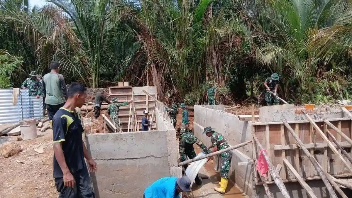 Kodim 0317 TBK dan Warga Karimun Kebut Pembangunan Jembatan Meski Kondisi Medan Sulit