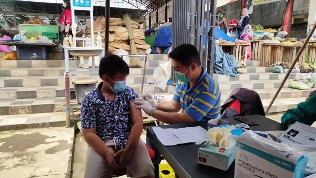 Polres Salatiga Gelar Vaksin Massal dengan Cara Jemput Bola di Pasar Blauran