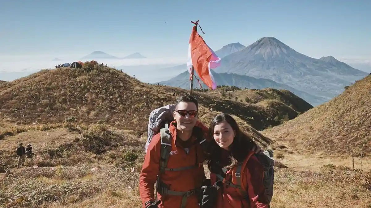 Potret Asmirandah dan Jonas Rivanno Saat Naik Gunung Prau dan Bromo