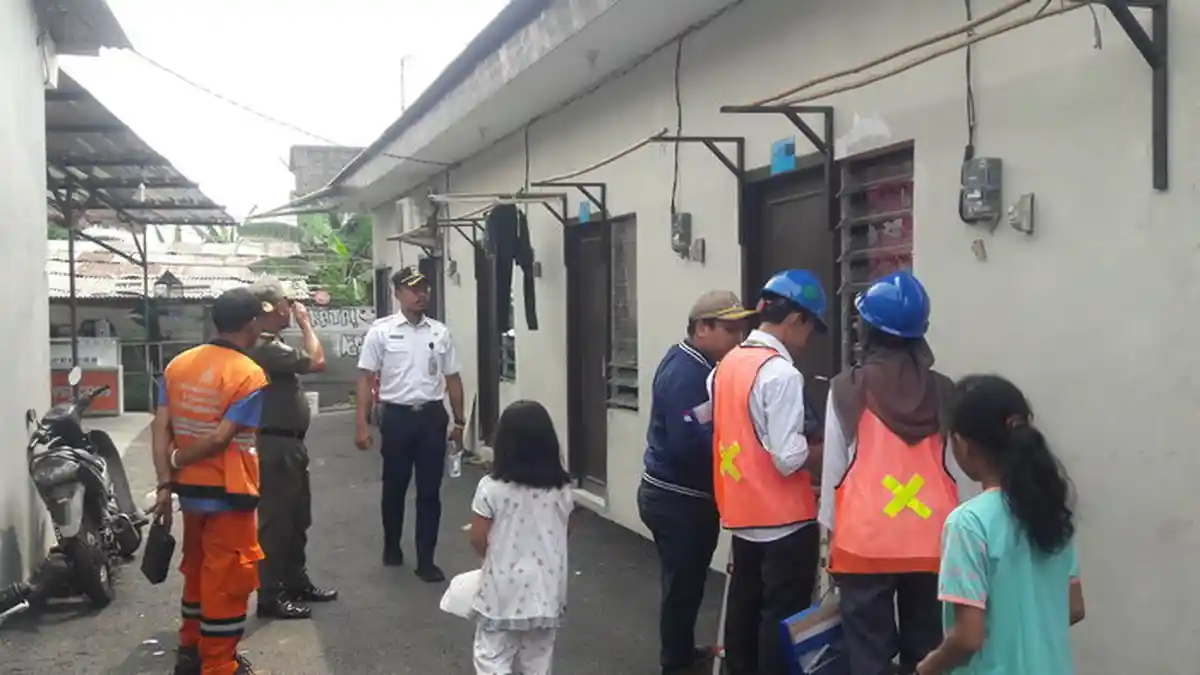 Ada 33 Rumah di Kembangan Utara Rawan Kebakaran, Petugas Langsung Tempel Stiker di Pintu Rumah
