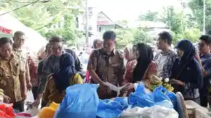 MINYAK-GORENG-Wakil-Bupati-bersama-Wakil-Ketua-DPRD-Bulukumba-Pahidin.jpg