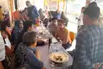 Komisioner-KPU-Sulbar-Said-Usman-saat-menerima-bakal-calon-DPD-RI-menyerahkan-berkas-dukungannya.jpg