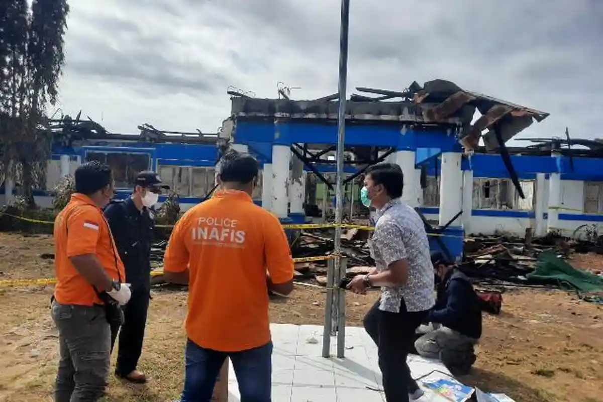 Olah TKP Kebakaran Kantor Camat Ratu Agung: Server dan Akuarium Ikan Ikut Diperiksa