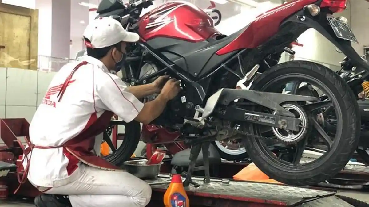 Rajin Ganti Oli di Bengkel Resmi Honda, Berikan Performa Baik Motor Honda