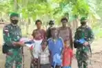 Satgas Yonif 125/Simbisa Bagikan Pakaian Kepada Anak-Anak di Perbatasan