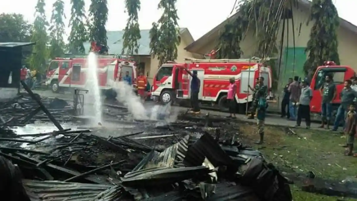 Satu Kios Konstruksi Kayu di Simpang Mamplam Terbakar, tidak Ada Barang yang Bisa Diselamatkan